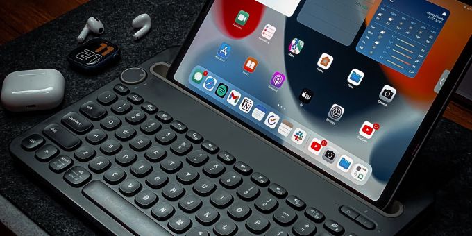 Apple hält sich bei Touchscreen-Laptops zurück, jedoch kommt ein iPad mit Tastatur und Maus einem Detachable bzw. Hybrid-Laptop recht nahe. iOS