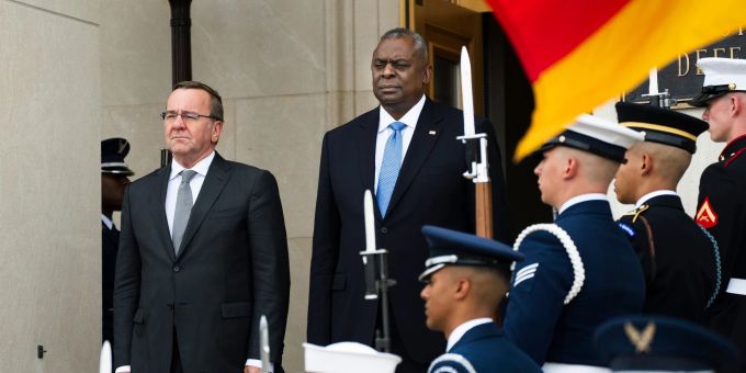 US-Verteidigungsminister Lloyd Austin begrüsst seinen deutschen Amtskollegen Boris Pistorius im Pentagon. US-Verteidigungsminister Lloyd Austin begrüsst seinen deutschen Amtskollegen Boris Pistorius im Pentagon.