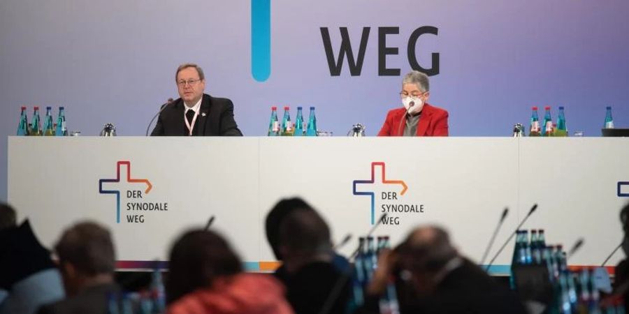 Der Vorsitzende der Deutschen Bischofskonferenz, Georg Bätzing, und Irme Stetter-Karp, die Präsidentin des Zentralkomitees der deutschen Katholiken, sitzen bei der Dritten Synodalversammlung der deutschen Katholiken auf dem Podium. Foto: Sebastian Gollnow/dpa