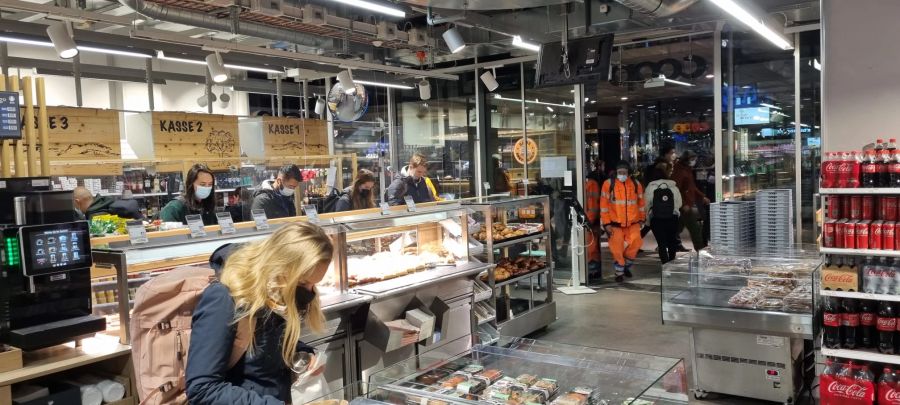 Am Donnerstag trugen im Coop im Bahnhof Bern noch immer viele eine Maske.