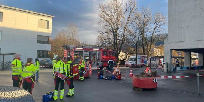 Nach einem Unfall mit dem Gas Ozon im Hallenbad Seefeld in Lachen SZ kam es zu einem Grosseinsatz von Polizei und Rettungskräften. Nach einem Unfall mit dem Gas Ozon im Hallenbad Seefeld in Lachen SZ kam es zu einem Grosseinsatz von Polizei und Rettungskräften.