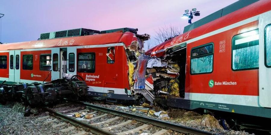 Die aufeinander geprallten S-Bahnen an der Unfallstelle in der Nähe des Bahnhofes Ebenhausen-Schäftlarn bei München. Foto: Matthias Balk/dpa