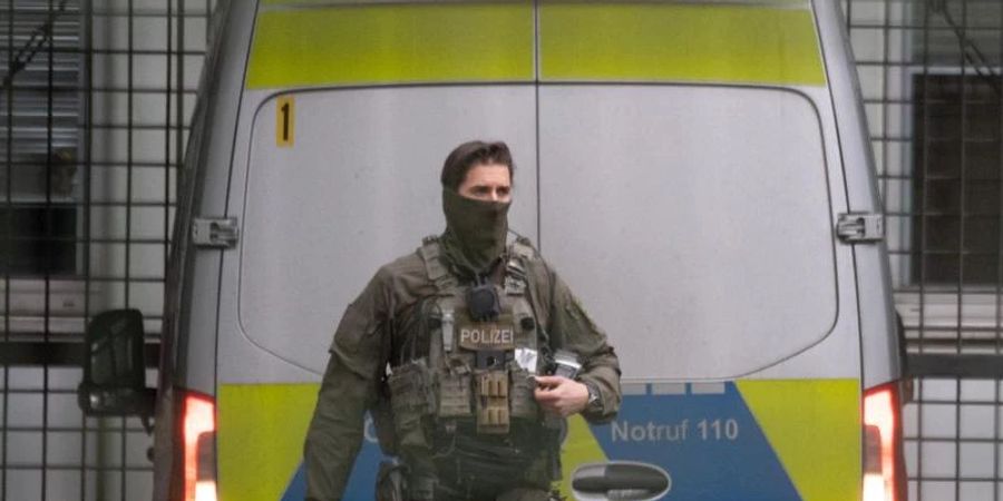 Beamte des Spezialeinsatzkommandos (SEK) sichern die Vorführung des terrorverdächtigen Franco A. beim Haftrichter am Landgericht. Foto: Boris Roessler/dpa