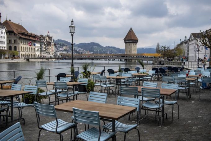 Kein Bier, nicht einmal ein Glas Wasser gab es auf der Terrasse des Restaurants Opus in der Altstadt von Luzern vor einem Jahr und bis zum 19. April 2021.. Terrasse Restaurant Luzern