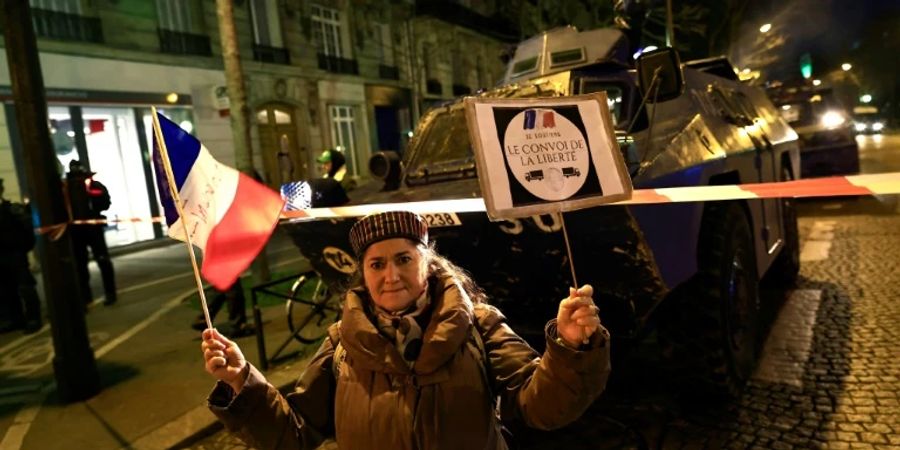 Demonstrant vor Polizeifahrzeugen südlich von Paris