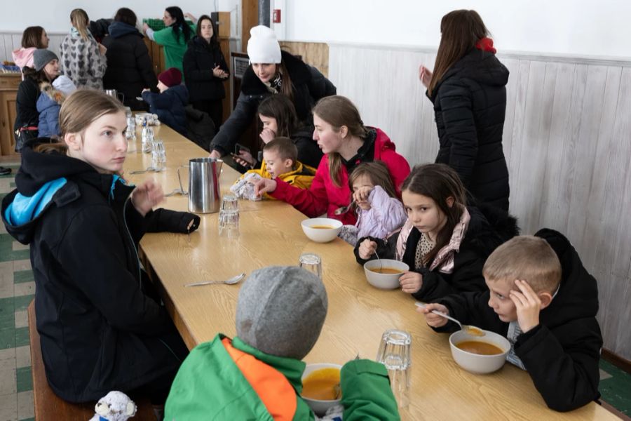 Eine Gruppe von Flüchtlingen findet in einem Pfadizentrum in Kandersteg Zuflucht.