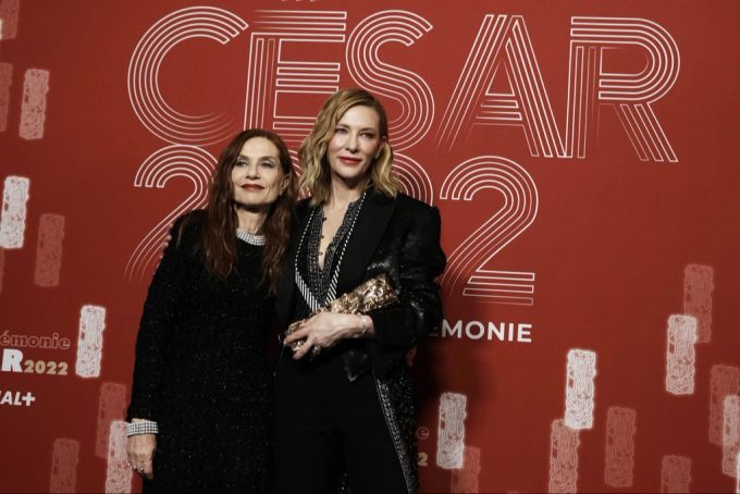 Cate Blanchett und und Isabelle Huppert posieren zusammen. Cate Blanchett