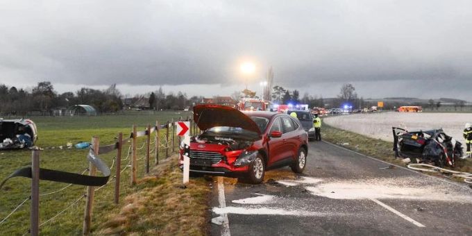Bei einem Frontalzusammenstoss zweier Autos bei Barsinghausen ist nach Polizeiangaben ein Kind ums Leben gekommen, mindestens vier weitere Menschen sind schwer verletzt worden. Foto: Frank Tunnat/dpa Bei einem Frontalzusammenstoss zweier Autos bei Barsinghausen ist nach Polizeiangaben ein Kind ums Leben gekommen, mindestens vier weitere Menschen sind schwer verletzt worden. Foto: Frank Tunnat/dpa
