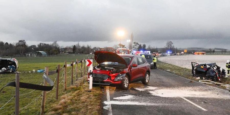 Bei einem Frontalzusammenstoss zweier Autos bei Barsinghausen ist nach Polizeiangaben ein Kind ums Leben gekommen, mindestens vier weitere Menschen sind schwer verletzt worden. Foto: Frank Tunnat/dpa