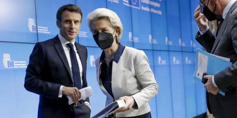 Frankreichs Präsident Emmanuel Macron, Ursula von der Leyen und Charles Michel sprechen vor dem ausserordentlichen EU-Gipfel zur Ukraine in Brüssel. Foto: Olivier Hoslet/Pool EPA via AP/dpa