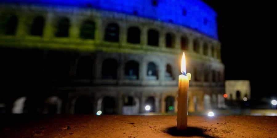 Das Kolosseum in Rom ist beleuchtet in den Farben der ukrainischen Flagge. Foto: Gloria Imbrogno/LPS via ZUMA Press Wire/dpa