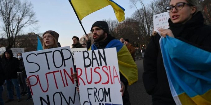 Demonstranten fordern Ausschluss Russlands aus Swift Demonstranten fordern Ausschluss Russlands aus Swift