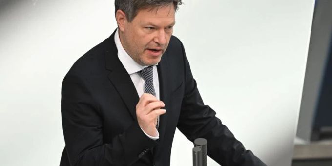 Erdöl kann laut Robert Habeck (Grüne) selten fair bezuogen werden. Foto: Bernd von Jutrczenka/dpa erdöl