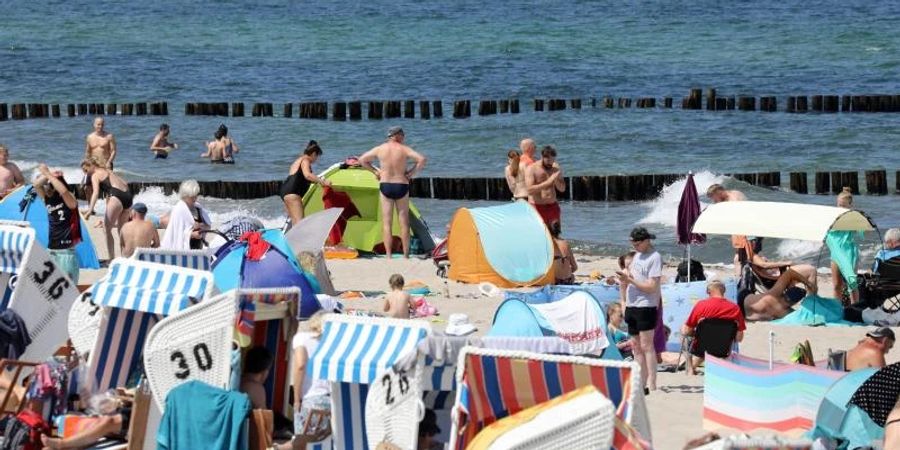 Gut gefüllt ist der Ostseestrand vor dem Yachthafen in Kühlungsborn. Doch die Massnahmen in der Corona-Pandemie haben dem Tourismus in Deutschland auch das zweite Jahr in Folge hart zugesetzt. Foto: Bernd Wüstneck/dpa-Zentralbild/dpa