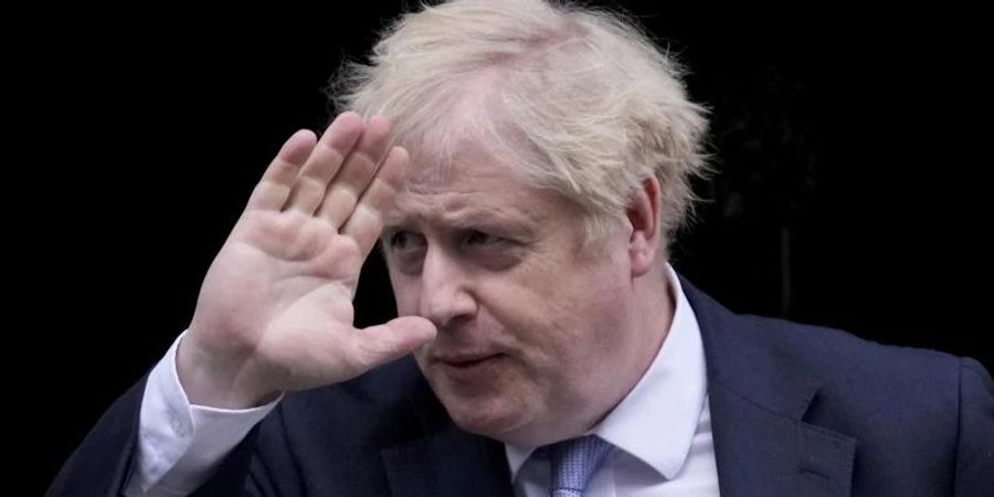 Boris Johnson, Premierminister von Grossbritannien, winkt, als er die 10 Downing Street verlässt. Foto: Matt Dunham/AP/dpa