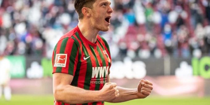 Michael Gregoritsch von Augsburg könne sich «vorstellen, in die Premier League zu gehen.». Foto: Matthias Balk/dpa
