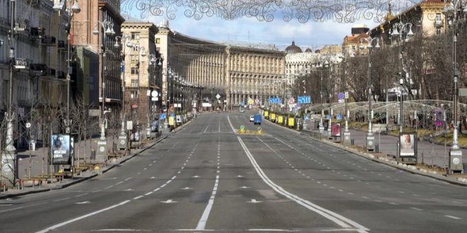 Eine menschenleere Hauptstrasse in der ukrainischen Hauptstadt Kiew. ukraine konflikt