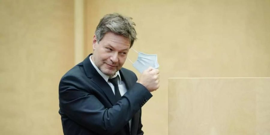 Robert Habeck (Bündnis 90/Die Grünen), Bundesminister für Wirtschaft und Klimaschutz, geht bei der Sitzung des Bundesrats zum Rednerpult. Foto: Kay Nietfeld/dpa