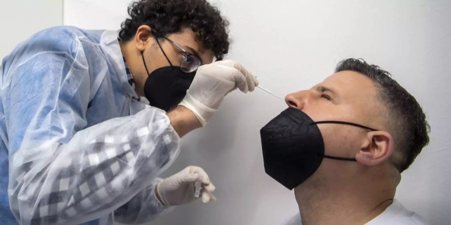 Ein Mann wird in Genf auf das Coronavirus getestet.