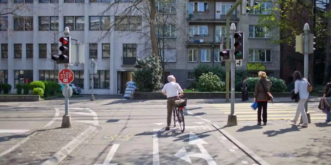 Basel - Breiter Velostreifen auf Basler Münchensteinerbrücke bleibt