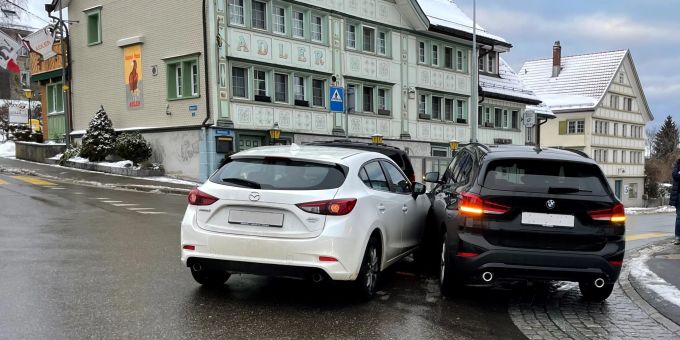 An den Fahrzeugen entstand ein Sachschaden von mehreren Tausend Franken. Unfall