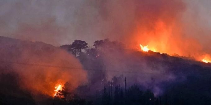 Riesen-Rauchwolken - Grosser Waldbrand auf der Urlaubsinsel Samos