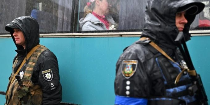 Ukrainische Flüchtlinge in einem Bus. (Archivbild) Ukraine Krieg Flüchtlinge