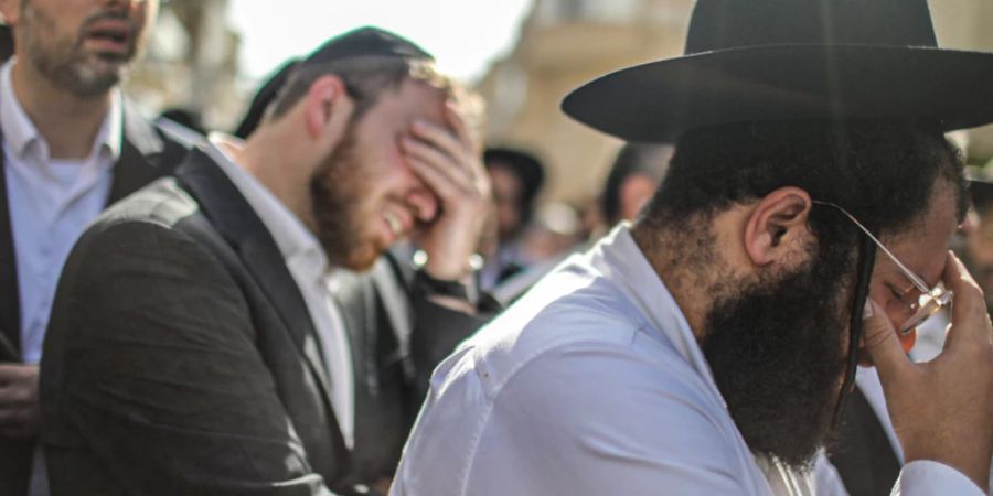 dpatopbilder - Israelische Trauernde nehmen an der Beerdigung teil. Am Dienstagabend, 29.03.2022, hatte ein bewaffneter Palästinenser in Bnei Brak bei Tel Aviv das Feuer auf Passanten eröffnet. Er wurde daraufhin von Polizisten erschossen. Foto: Ilia Yefimovich/dpa