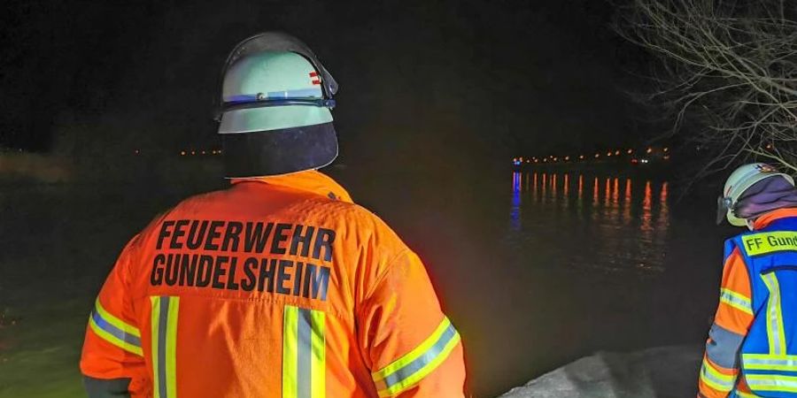 Feuerwehrleute suchen nach einem untergegangenen Luxus-Auto: Ein Mann ist am späten Sonntagabend mit seinem Luxuswagen im Neckar gelandet. Foto: Julian Buchner/Einsatz-Report24/dpa