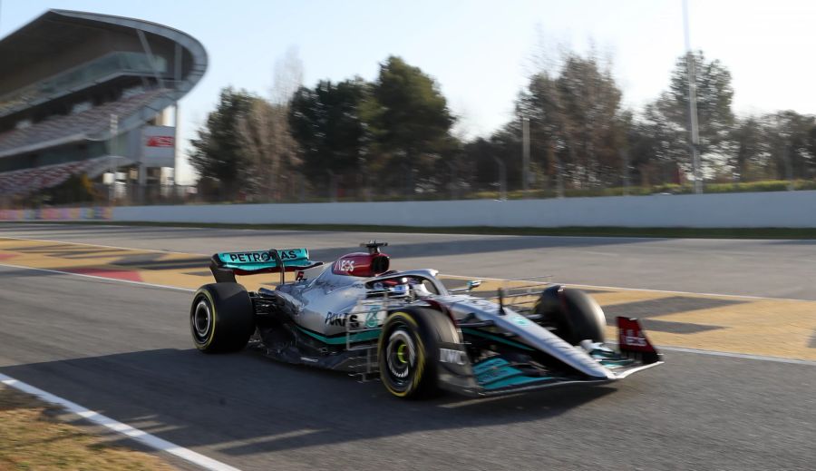 George Russell (Mercedes) beim Vorsaison-Test der Formel 1 in Barcelona. Hinter den Vorderrädern sind Sensoren montiert.