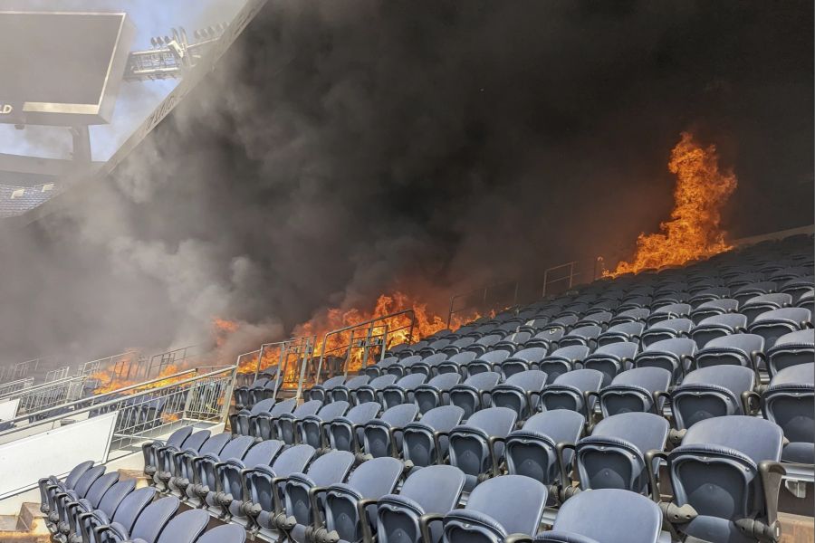 Die Flammen wüten auf der Tribüne, auch der VIP-Bereich soll betroffen gewesen sein.