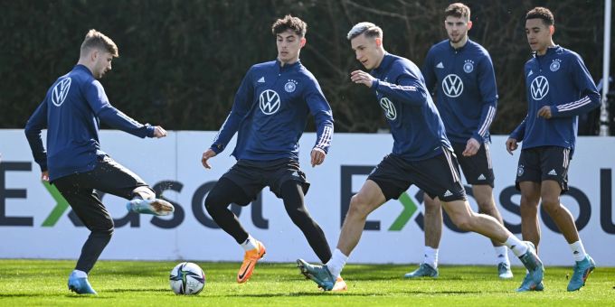 Vor den Länderspielen gegen Israel und die Niederlande trainieren Timo Werner (l-r), Kai Havertz, Nico Schlotterbeck, Anton Stach und Jamal Musiala gemeinsam. Vor den Länderspielen gegen Israel und die Niederlande trainieren Timo Werner (l-r), Kai Havertz, Nico Schlotterbeck, Anton Stach und Jamal Musiala gemeinsam.