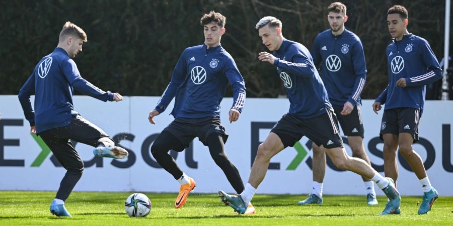 Vor den Länderspielen gegen Israel und die Niederlande trainieren Timo Werner (l-r), Kai Havertz, Nico Schlotterbeck, Anton Stach und Jamal Musiala gemeinsam.
