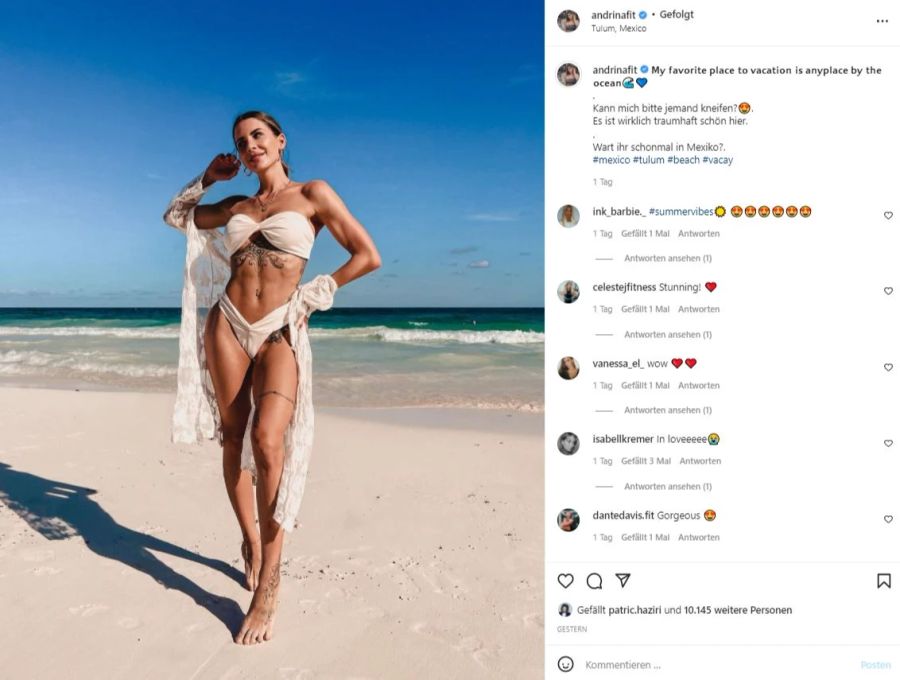 Andrina Santoro posiert am Strand von Tulum, Mexiko.