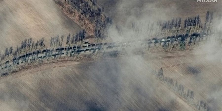 Ein Satellitenbild von russischen Einheiten im Ukraine-Krieg.