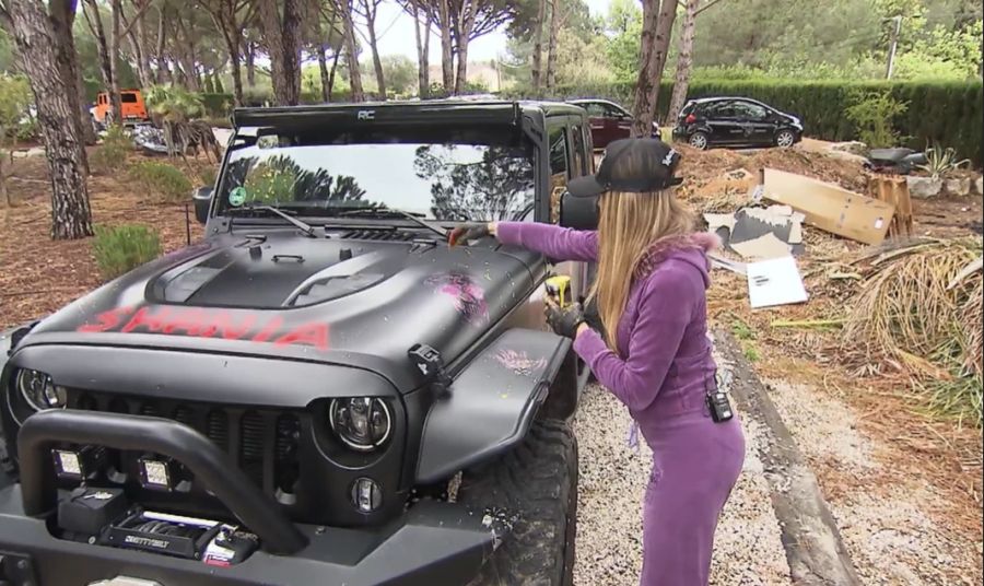 Shania Geiss «verschönert» Papa Roberts Auto.