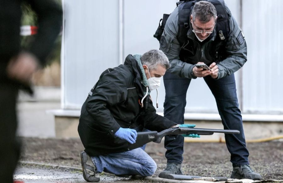 Der Schütze hatte laut der Polizei noch weitere 100 Schuss Munition in seinem Rucksack und hätte auch Zeit zum Nachladen gehabt.