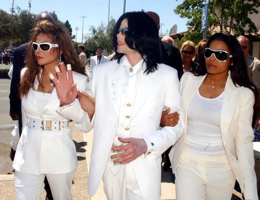 Janet Jackson (inks) mit Michael und ihrer Schwester LaToya.