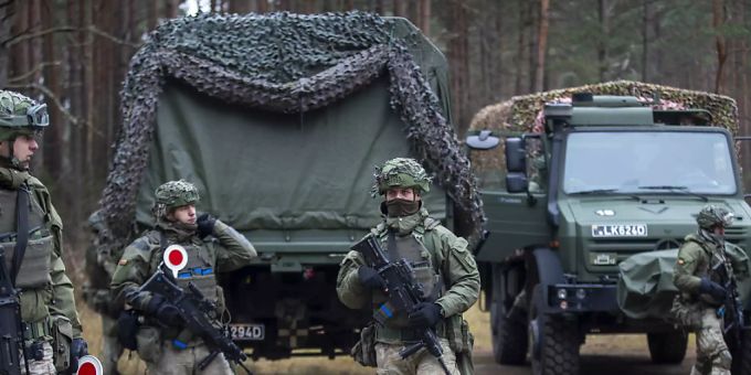 ARCHIV - Litauische Soldaten patrouillieren an einer Strasse in der Nähe der litauisch-belarussischen Grenze. Foto: Mindaugas Kulbis/AP/dpa ARCHIV - Litauische Soldaten patrouillieren an einer Strasse in der Nähe der litauisch-belarussischen Grenze. Foto: Mindaugas Kulbis/AP/dpa
