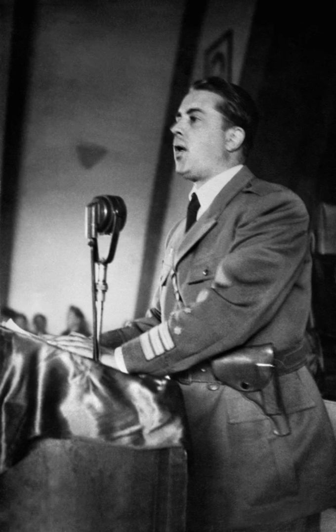 Enver Hoxha, der damalige kommunistische Diktator, erklärte Albanien zu einem atheistischen Staat. Enver Hoxha Albanien