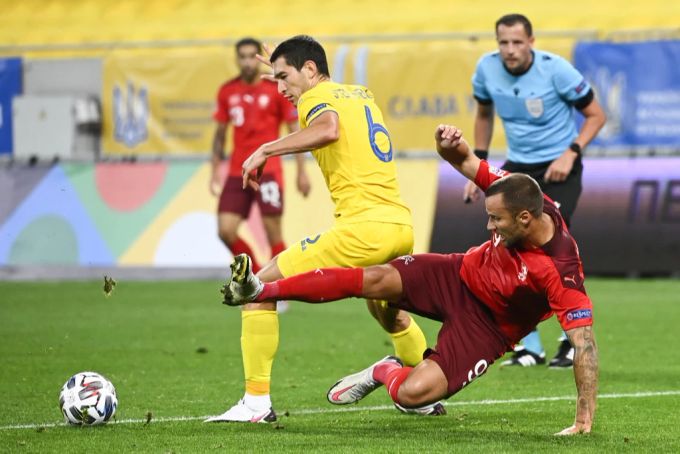 Taras Stepanenko (links) im Spiel der Nations League mit der Ukraine gegen die Schweizer Nati. Ukraine Krieg