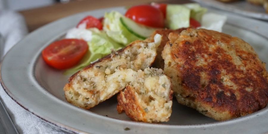 Teller Tomate Salat Knödel