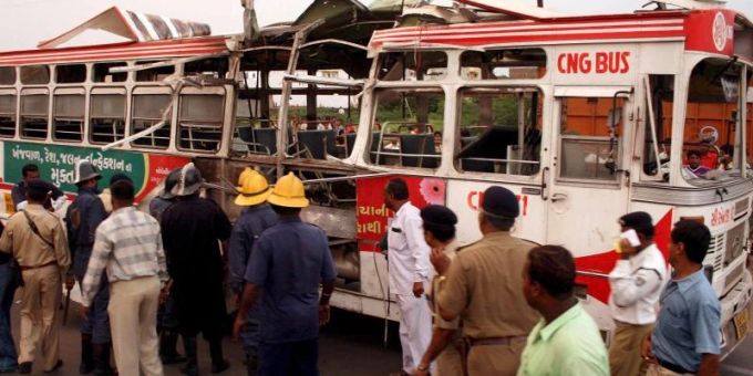 Die Bomben gingen an verschiedenen Orten in der Stadt Ahmedabad im Bundesstaat Gujarat hoch, darunter in Bussen. Foto: EPA European Pressphoto Agency/epa/dpa Die Bomben gingen an verschiedenen Orten in der Stadt Ahmedabad im Bundesstaat Gujarat hoch, darunter in Bussen. Foto: EPA European Pressphoto Agency/epa/dpa