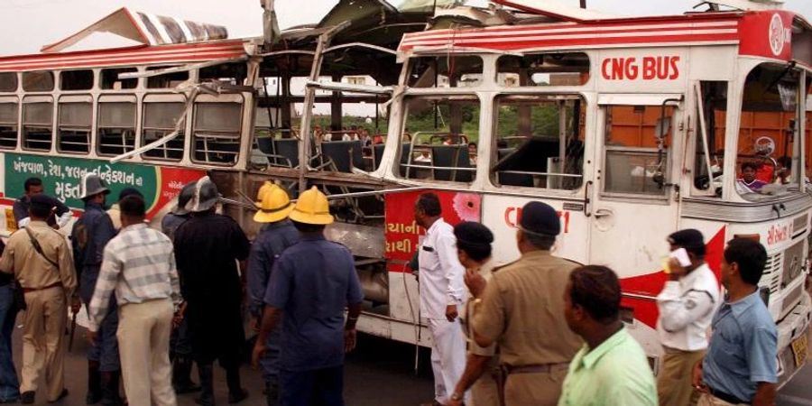 Die Bomben gingen an verschiedenen Orten in der Stadt Ahmedabad im Bundesstaat Gujarat hoch, darunter in Bussen. Foto: EPA European Pressphoto Agency/epa/dpa