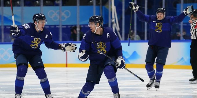 Hannes Björninen markiert den entscheidenden Treffer gegen die russische Delegation im Final von Olympia 2022. olympia 2022