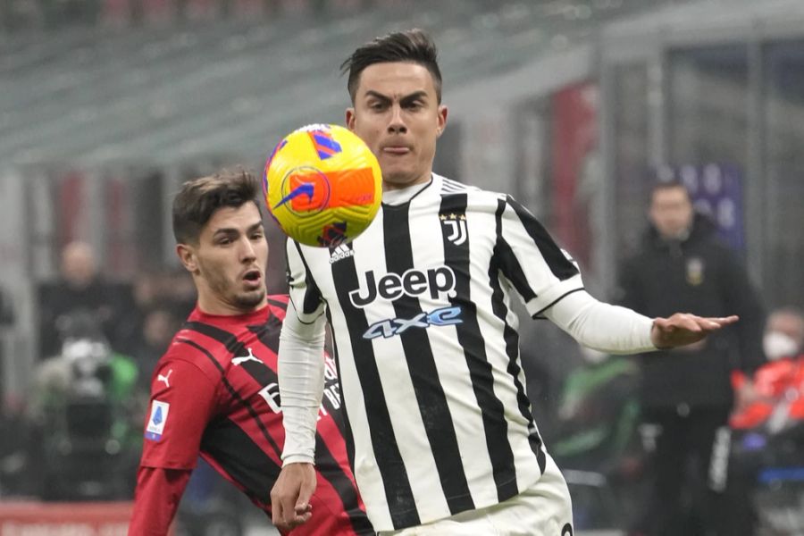 Der Turiner Paolo Dybala kontrolliert den Ball im Spiel gegen Milan.