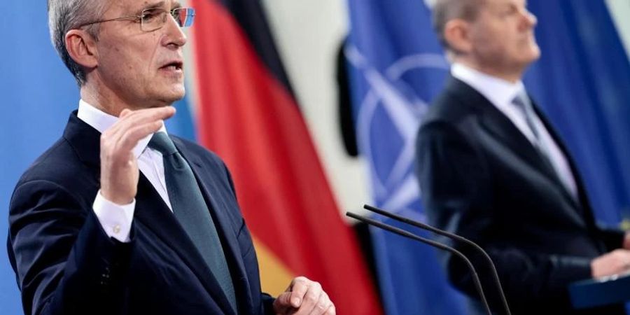 Nato-Generalsekretär Jens Stoltenberg (l) und Bundeskanzler Olaf Scholz bei ihrer Pressekonferenz im Kanzleramt. Foto: Hannibal Hanschke/Reuters/Pool/dpa