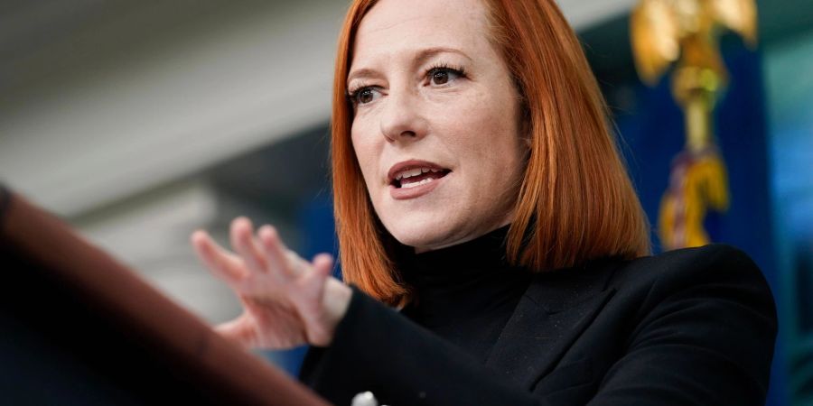 Jen Psaki spricht während eines Pressebriefings im Weissen Haus. Die Biden-Sprecherin ist erneut positiv auf das Coronavirus getestet worden.