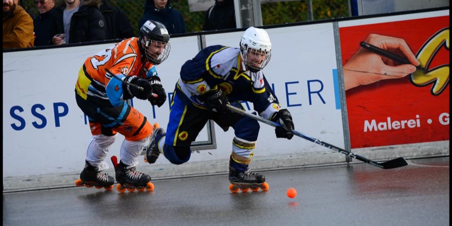 Der Stürmer der 1. Mannschaft der IHC Oensingen Roadrunners nach erfolgreichem Zweikampf. - Oensingen