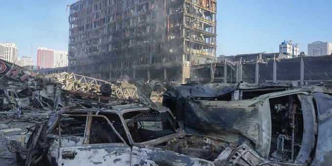 Zerstörung nach einem mutmasslichen russischen Raketenangriff in Kiew. Foto: Efrem Lukatsky/AP/dpa Zerstörung nach einem mutmasslichen russischen Raketenangriff in Kiew. Foto: Efrem Lukatsky/AP/dpa
